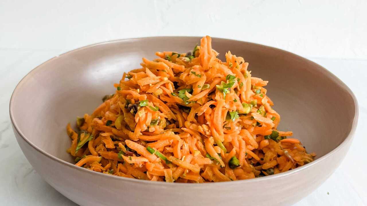 Light carrot salad without mayonnaise: how to season