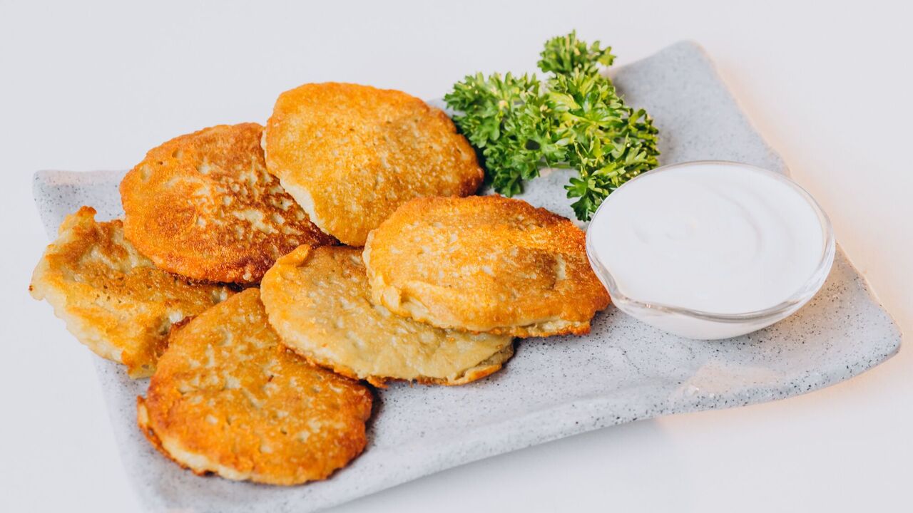 Juicy chicken chops without flour: how to cook with a crispy crust