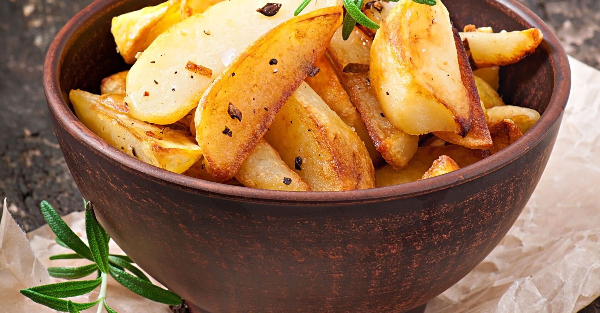 Country-style potatoes: how to cook them properly so that they are crispy on the outside and soft on the inside