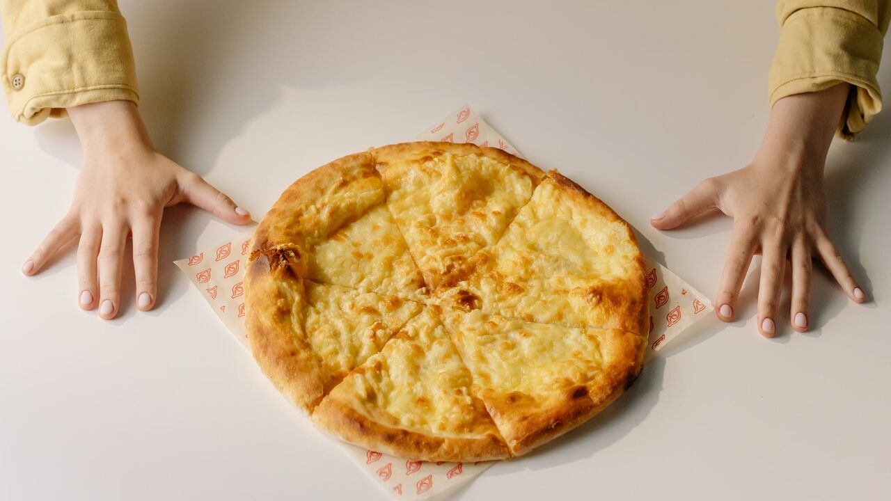 Lazy khachapuri in a pan: how to cook a dish in 10 minutes