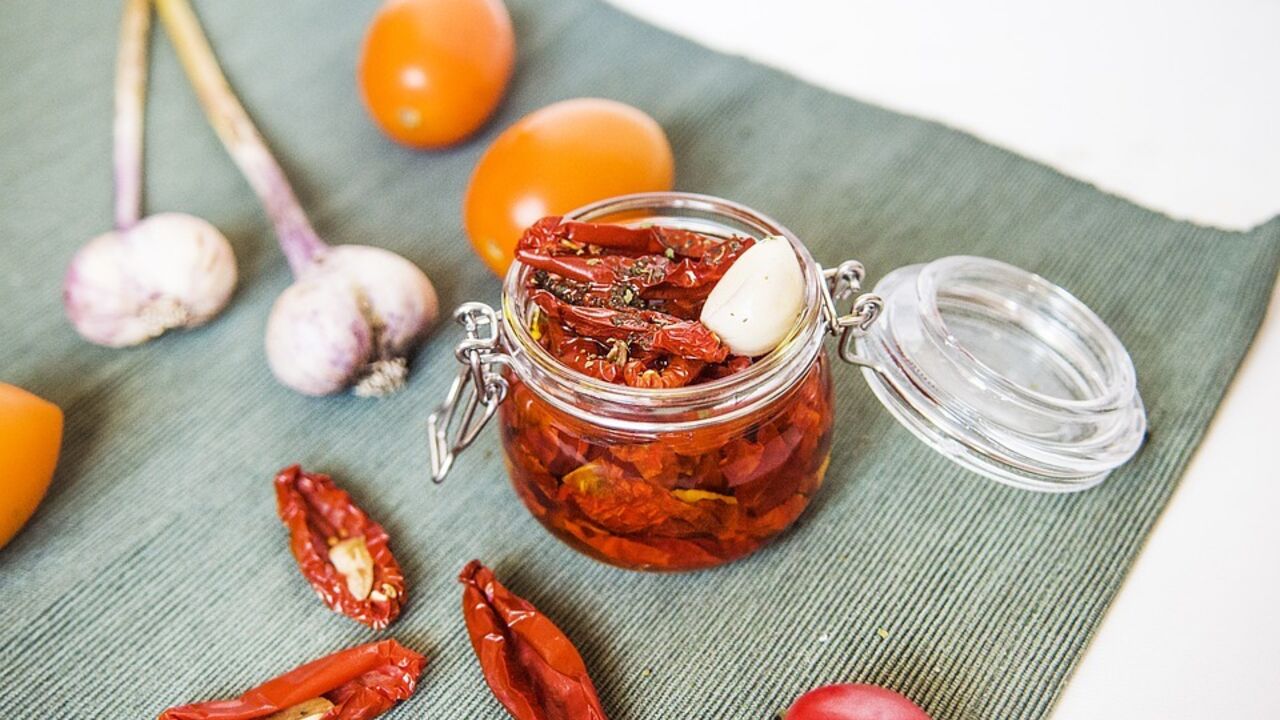How to make dried tomatoes at home: the simplest technology