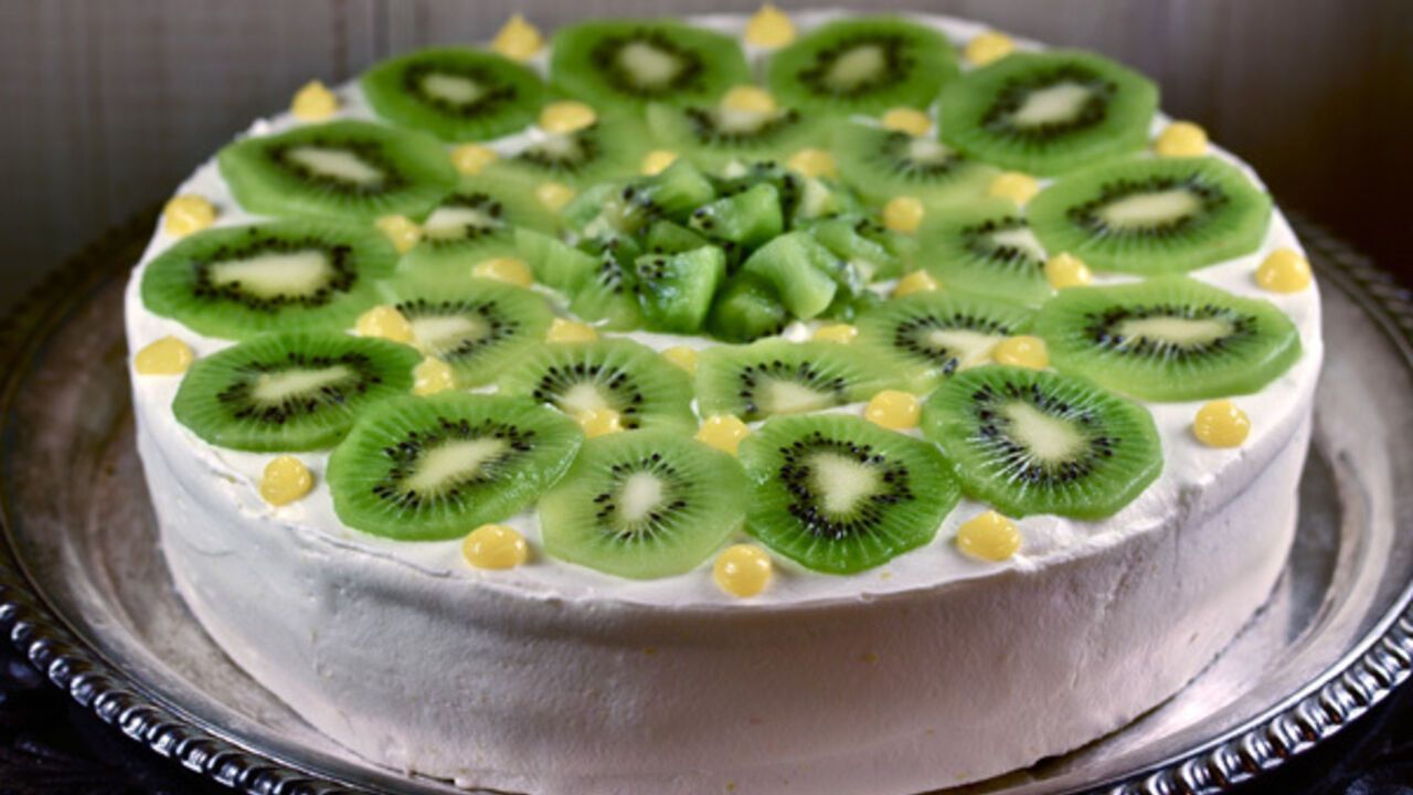 Simple tea cake with bananas and kiwi: no baking required