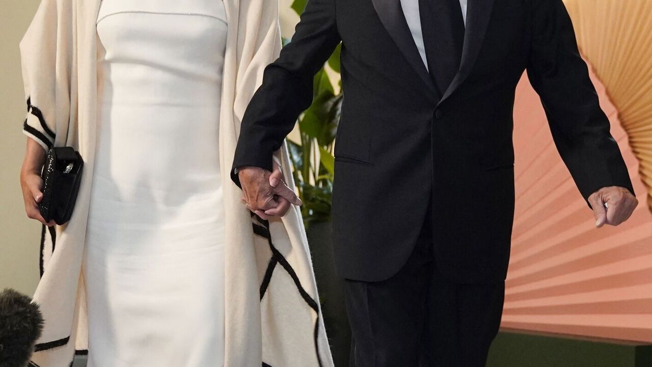 He is 80, she is 45. Robert De Niro appeared at a luxury dinner with his girlfriend