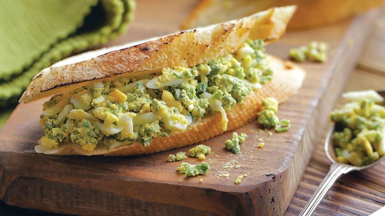 Spring appetizer salad with green onions and eggs: 10 minutes to prepare