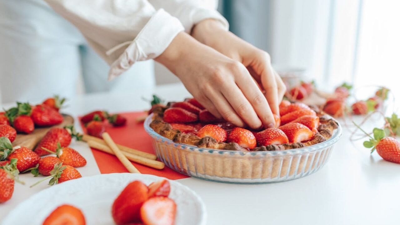 Healthy cottage cheese casserole with strawberries: how to replace regular flour