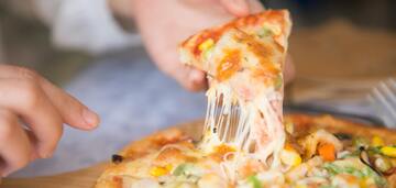 Pizza na patelni: jak zrobić danie bez drożdży i ciasta