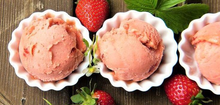 Three-ingredient homemade strawberry ice cream: freezes very quickly