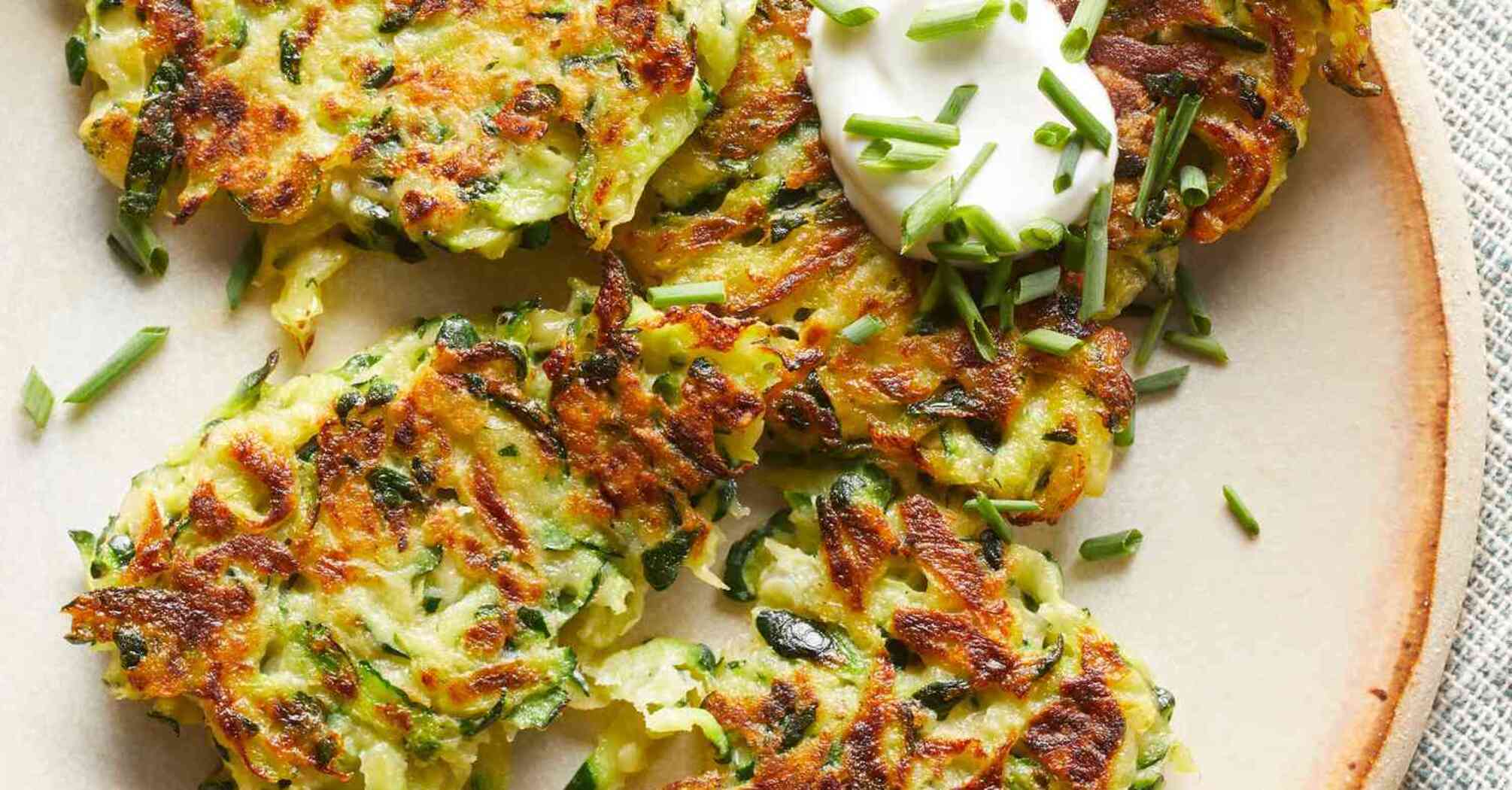 Easy zucchini and cheese fritters: recipe for a quick and delicious dish