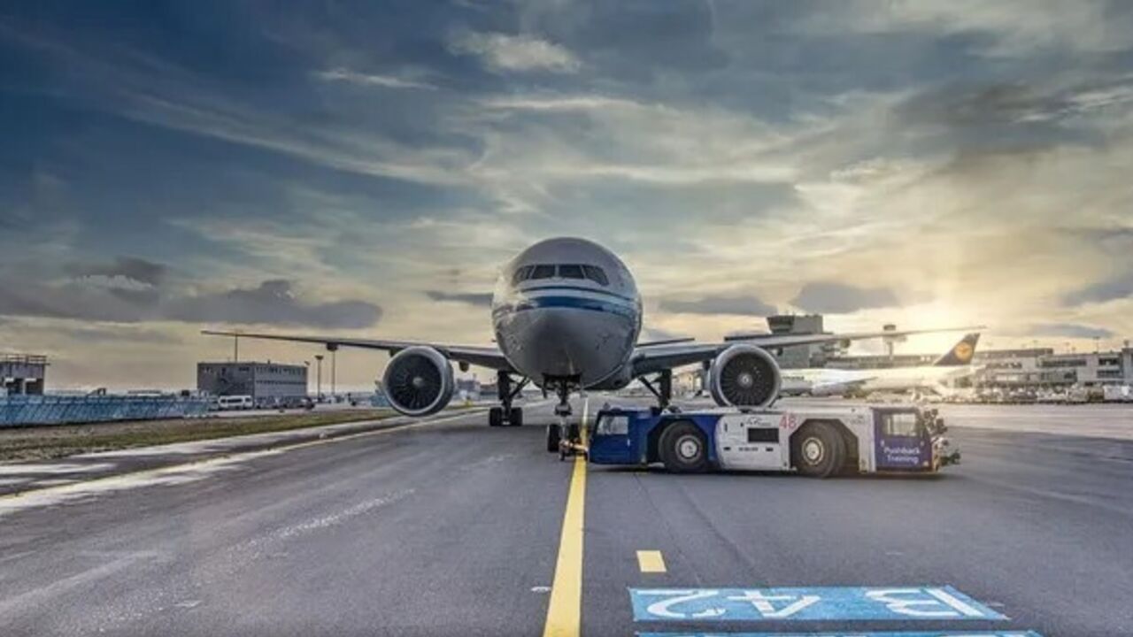 Пассажир пролетел 20 футов, падая с самолета Air Canada: что с ним случилось