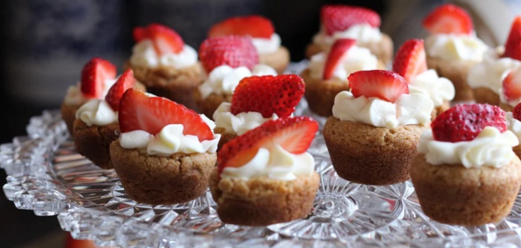 Strawberry muffins: how to prepare a simple dessert for tea quickly
