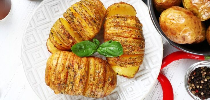 How to cook potatoes in their skins deliciously for dinner: a recipe for a hearty dish with spices and garlic
