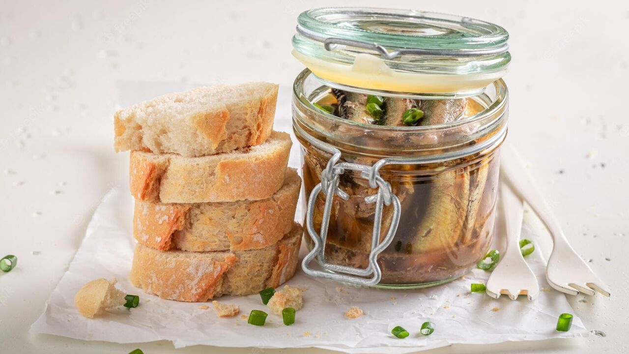 Homemade herring sprats: recipe for a tasty and budget-friendly appetizer