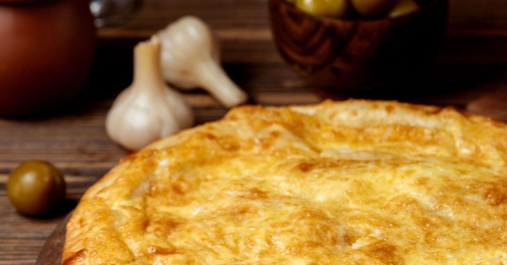 Delicious khachapuri in a frying pan in 15 minutes: what to make the dough from