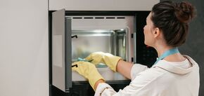 Jak idealnie wyczyścić kuchenkę mikrofalową bez chemikaliów: bardzo prosty i skuteczny sposób