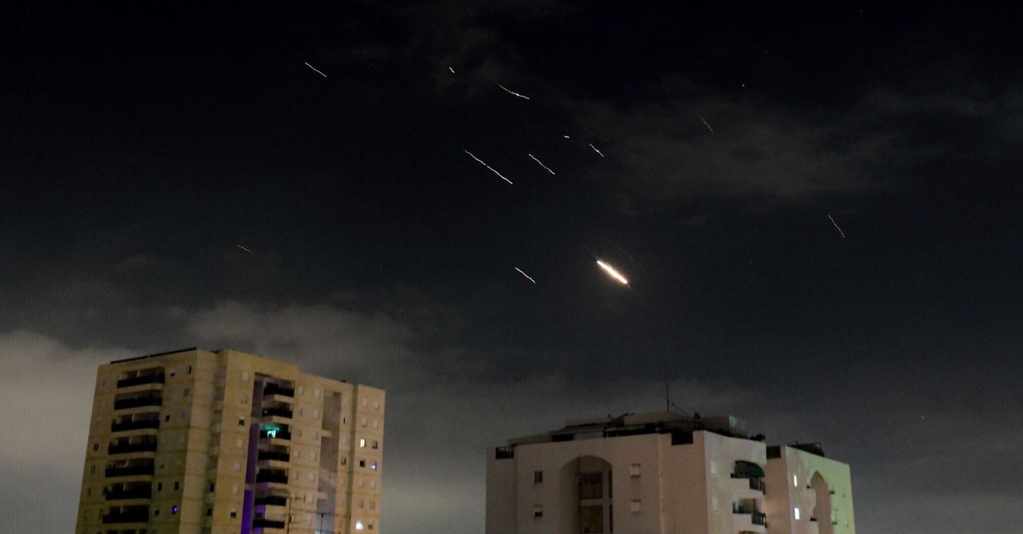 Iran fires nearly 200 Shahed drones and more than a hundred missiles at Israel, Tel Aviv is preparing a response: what is known (updated)