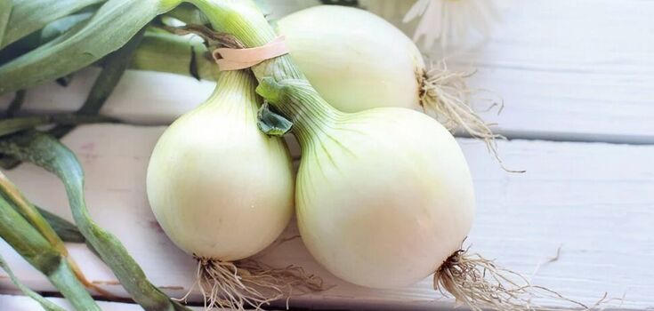Why put onions in the freezer before cooking: a quick trick
