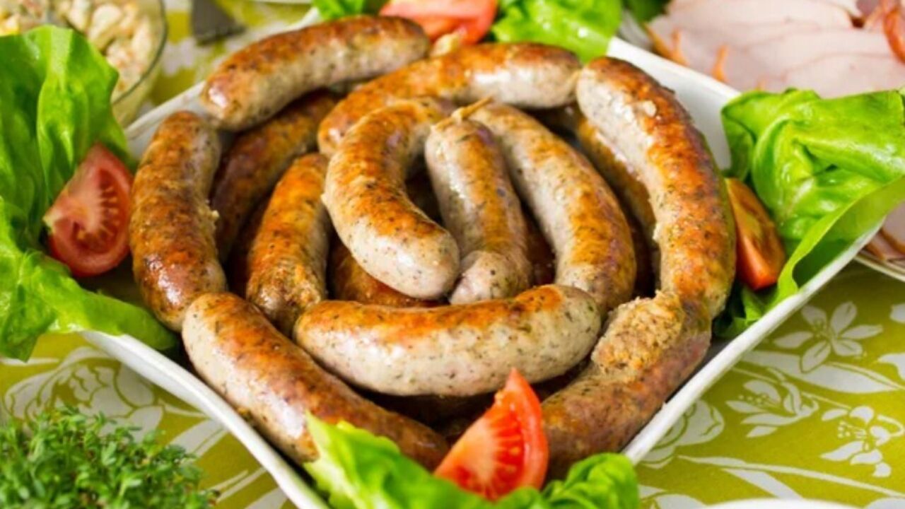 How to bake a delicious homemade sausage for Easter: it won't crack