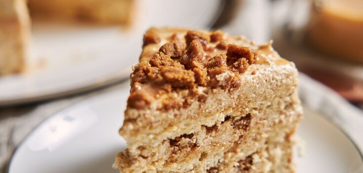 Walnut cake with buttercream: how to please your loved ones at the weekend