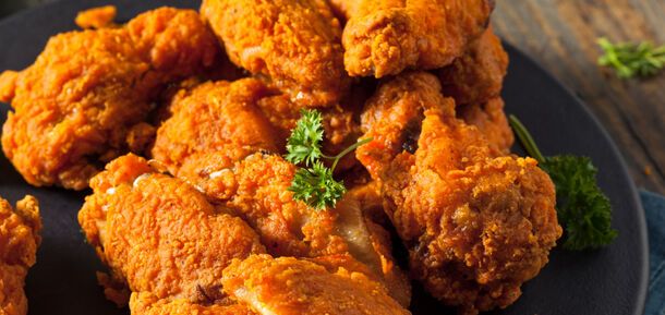 Chrupiące i soczyste skrzydełka z kurczaka: jak ugotować popularny fast food w domu