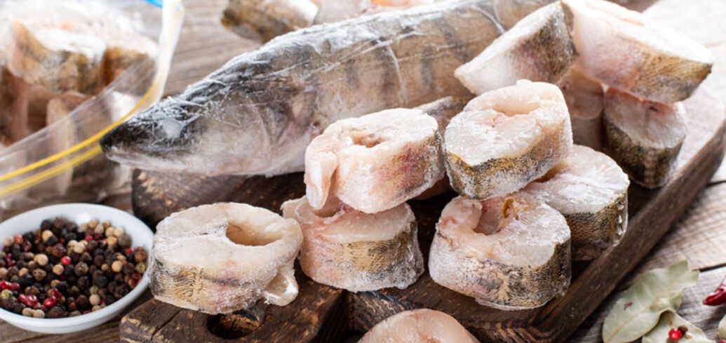 How to defrost fish correctly so that it tastes good and doesn't fall apart during cooking: there are several important nuances