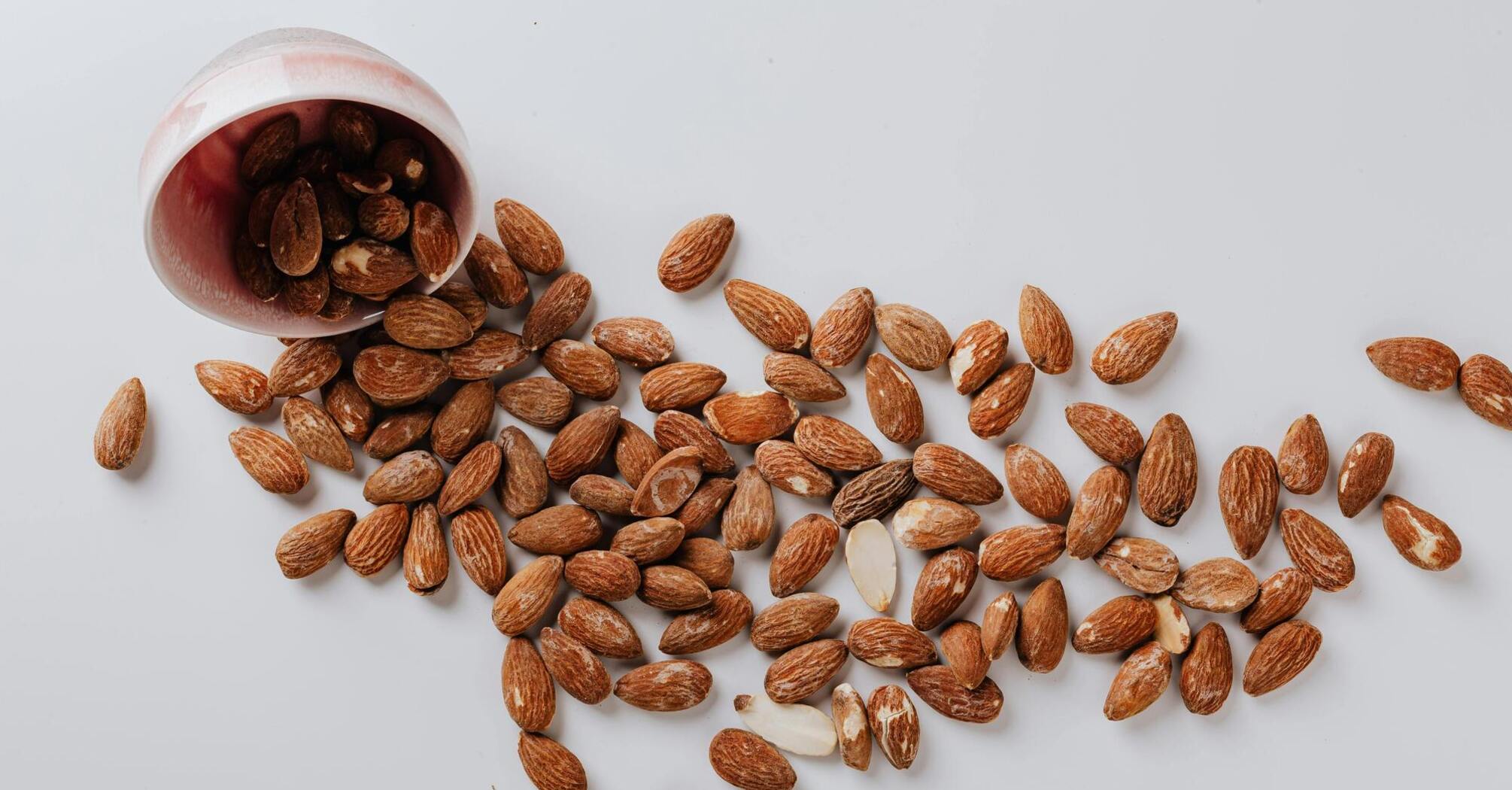 Чудодейственное средство для проблемной и возрастной кожи: 4 причины добавить в бьюти-рутину миндальную кислоту