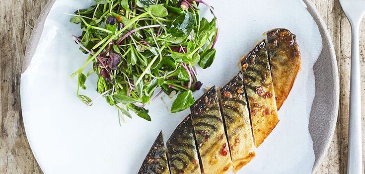 Pickled mackerel in onion peel: the most successful recipe for cooking popular fish