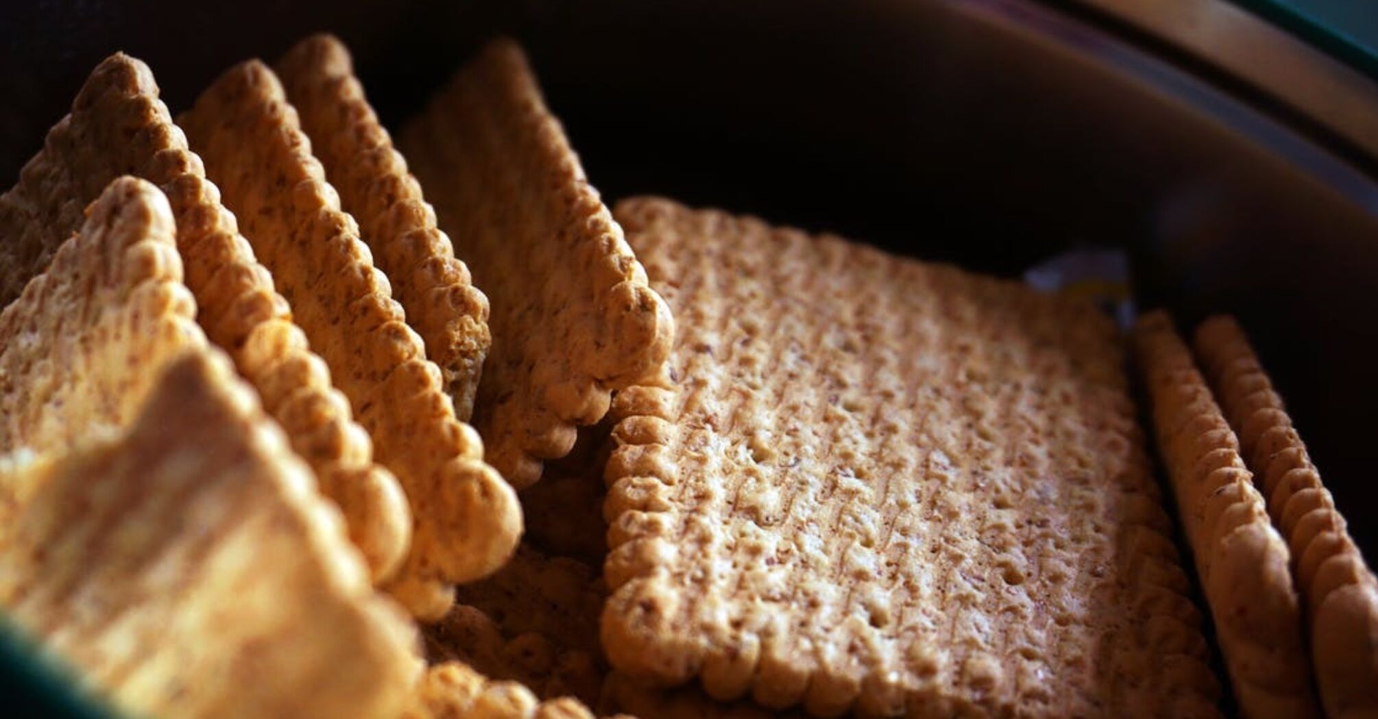 No dyes, no milk, no eggs: how to make crispy crackers with cheese