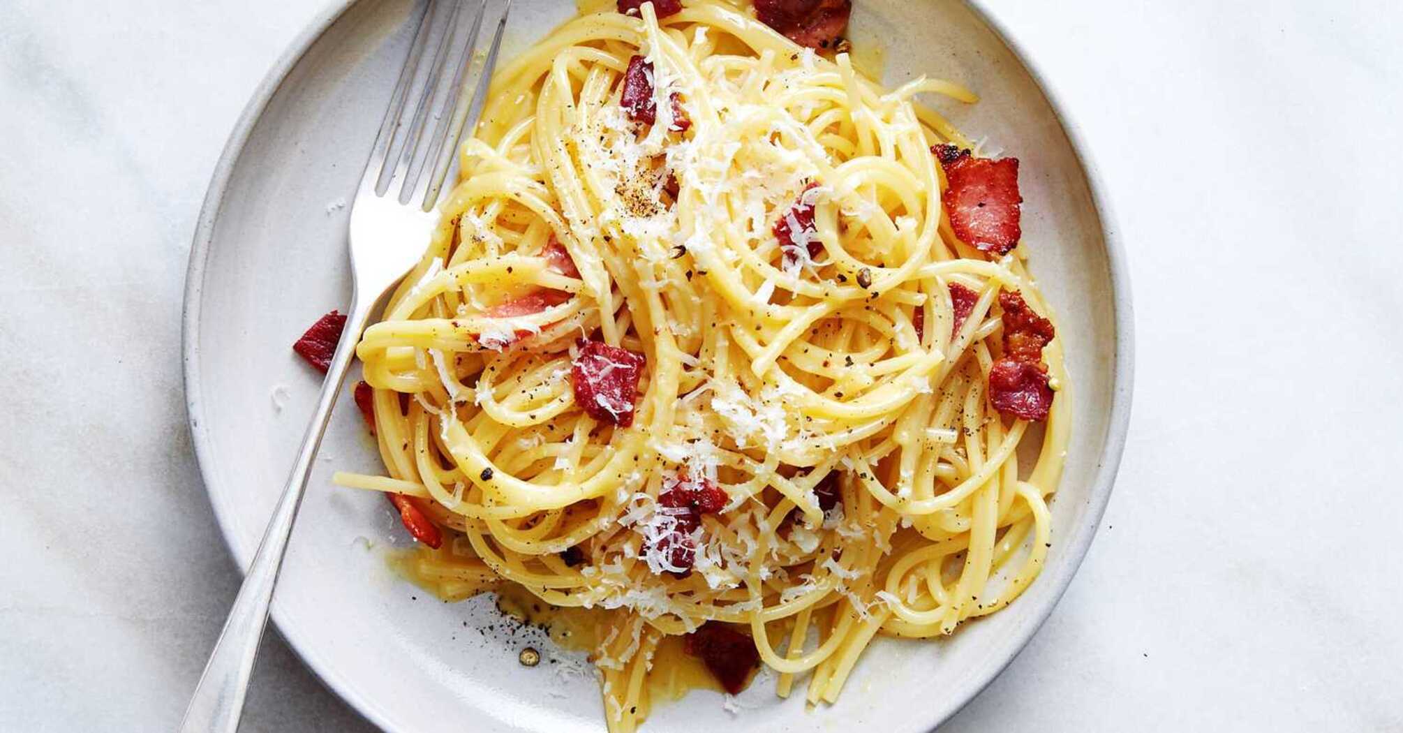 How to cook delicious carbonara pasta at home: a variant of a hearty and gourmet lunch