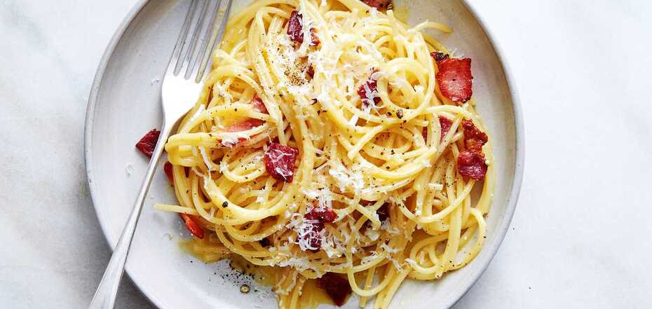 How to cook delicious carbonara pasta at home: a variant of a hearty and gourmet lunch