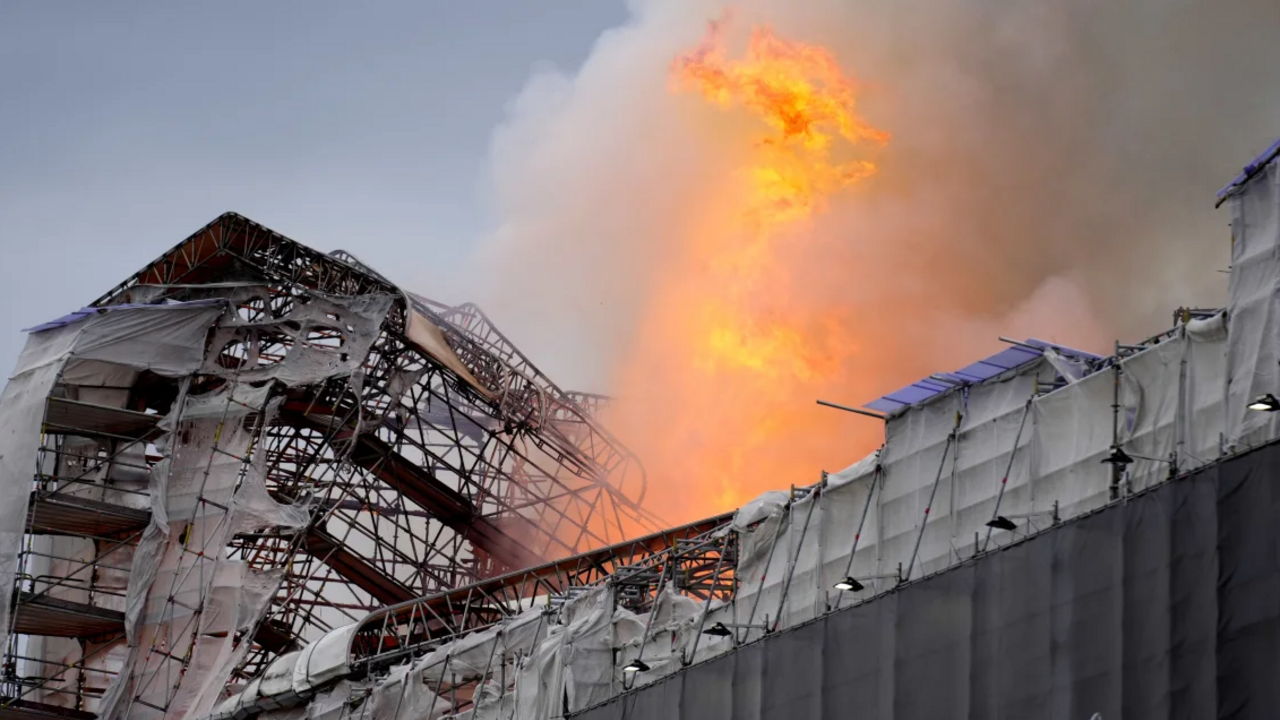 Built in 1625: Copenhagen's historic stock exchange building bursts into flames. Photo and video