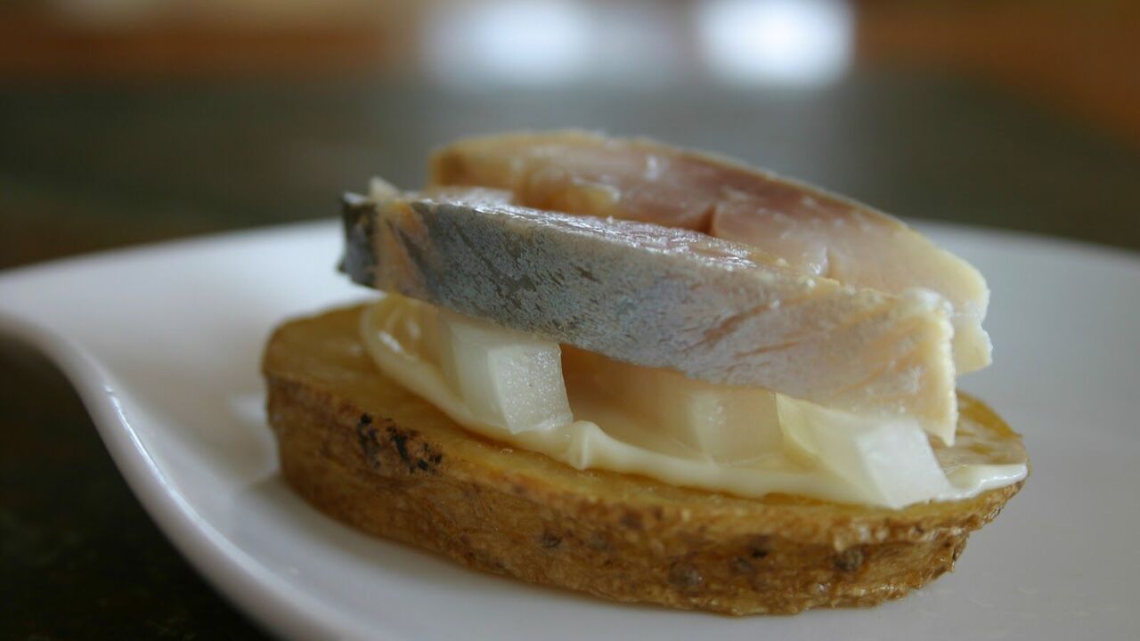 Spectacular appetizer of jacket potatoes and herring: suitable for a festive table and for every day