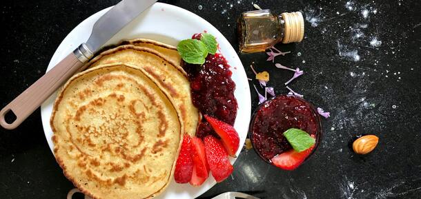 Berry jam for pancakes in 20 minutes: you only need three ingredients and a blender