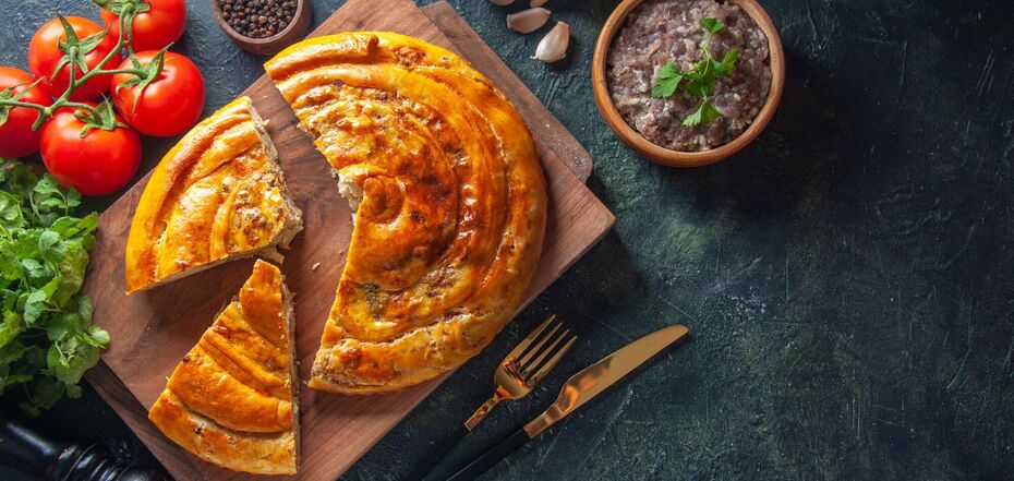 Minced meat pie without kneading the dough: a reliable recipe for unexpected guests