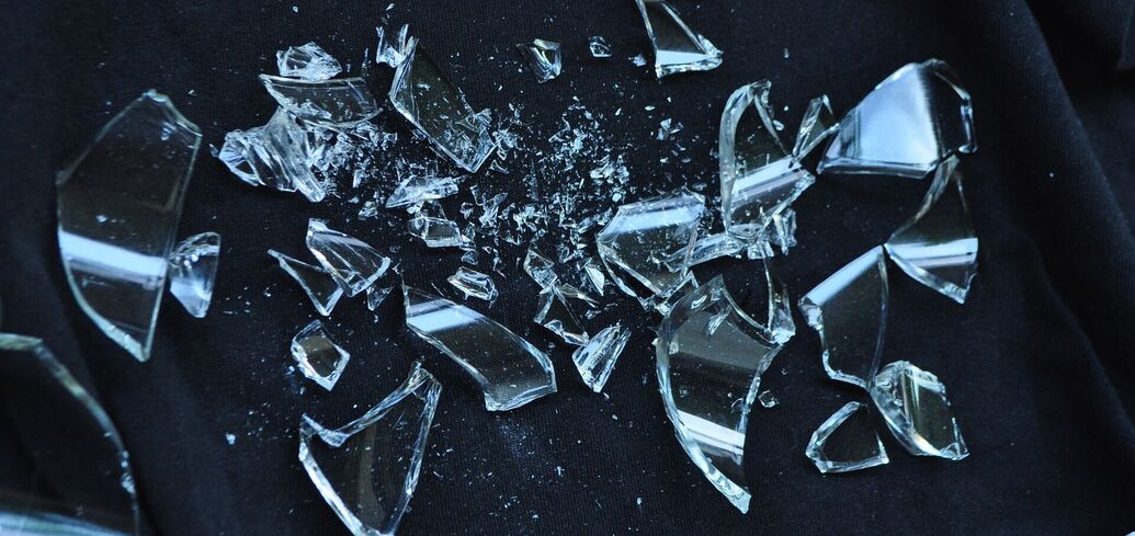 Советы по безопасному удалению разбитого стекла