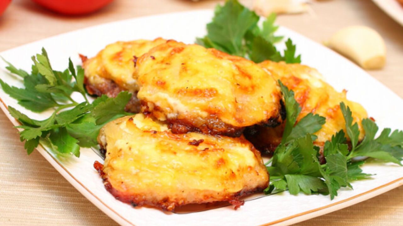 French meat on an onion pillow: it turns out even tastier than with potatoes