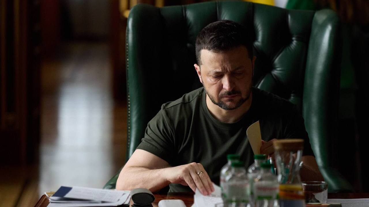 "The occupiers suffered painful losses": Zelenskyy listens to Syrskyi's report on the situation on the battlefield and the results of strikes on Crimea
