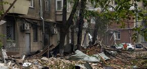 Zniszczone mieszkania, samochody i plac zabaw - tak wygląda podwórko domu w Dnieprze zniszczonego przez rosyjskie uderzenia. Wideo