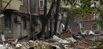 Zniszczone mieszkania, samochody i plac zabaw - tak wygląda podwórko domu w Dnieprze zniszczonego przez rosyjskie uderzenia. Wideo