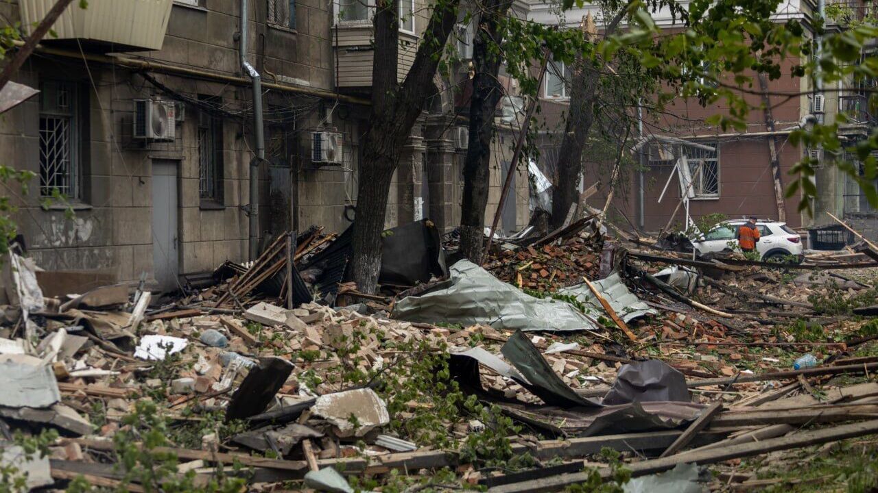 Zniszczone mieszkania, samochody i plac zabaw - tak wygląda podwórko domu w Dnieprze zniszczonego przez rosyjskie uderzenia. Wideo