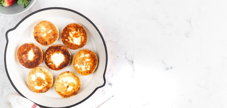 Delicious syrnyky in coconut flakes: how to cook without a frying pan