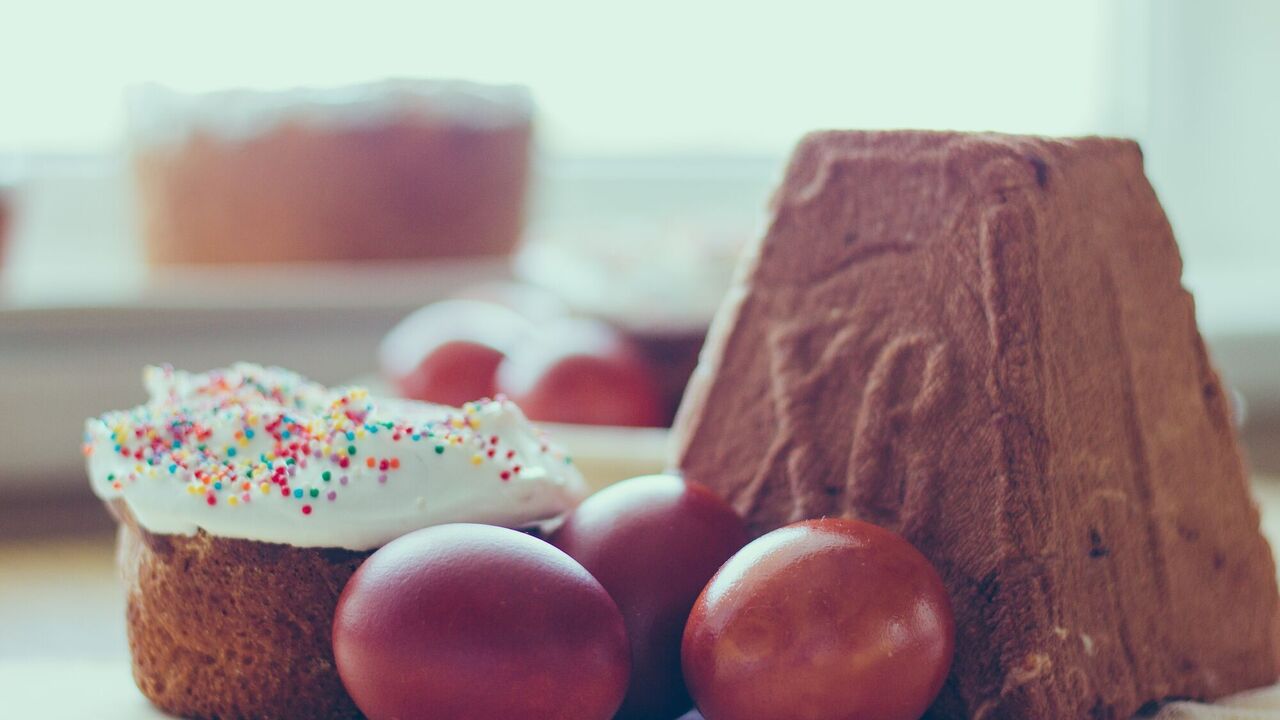 Spectacular no-bake cottage cheese Easter cake with mascarpone and almonds
