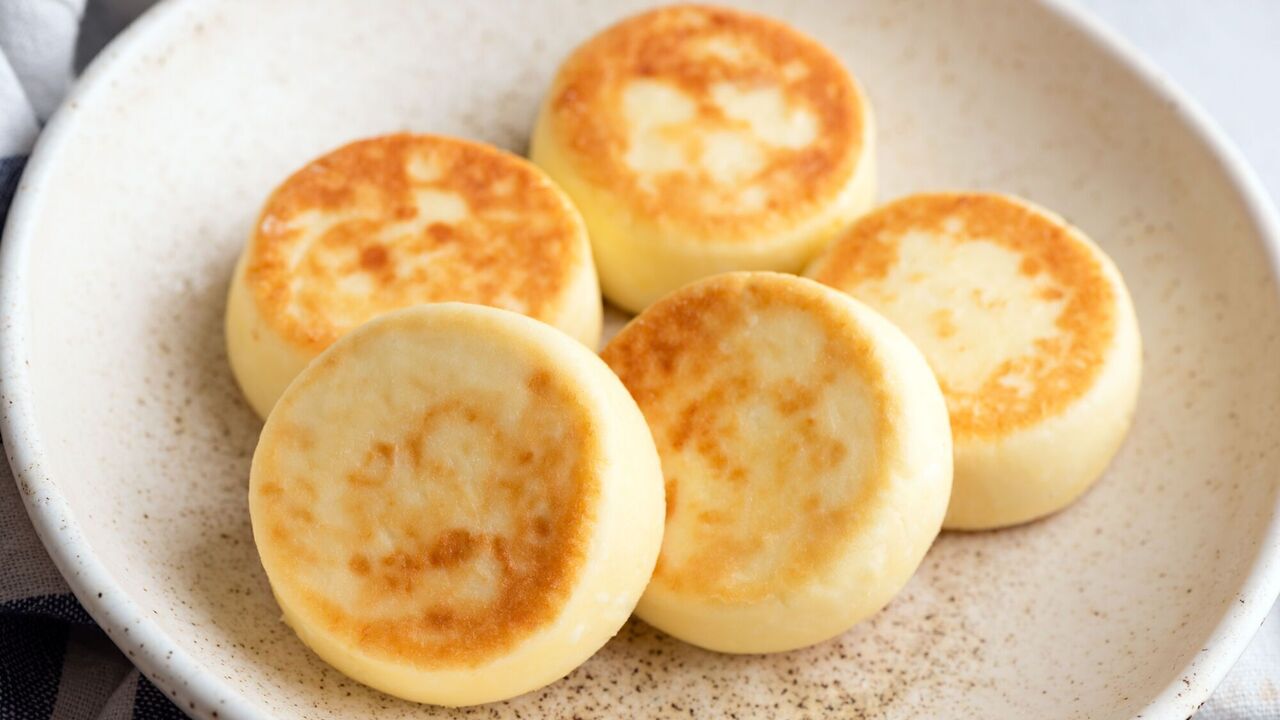 How many eggs should be added to syrniki so that they do not fall apart: tips from the cook