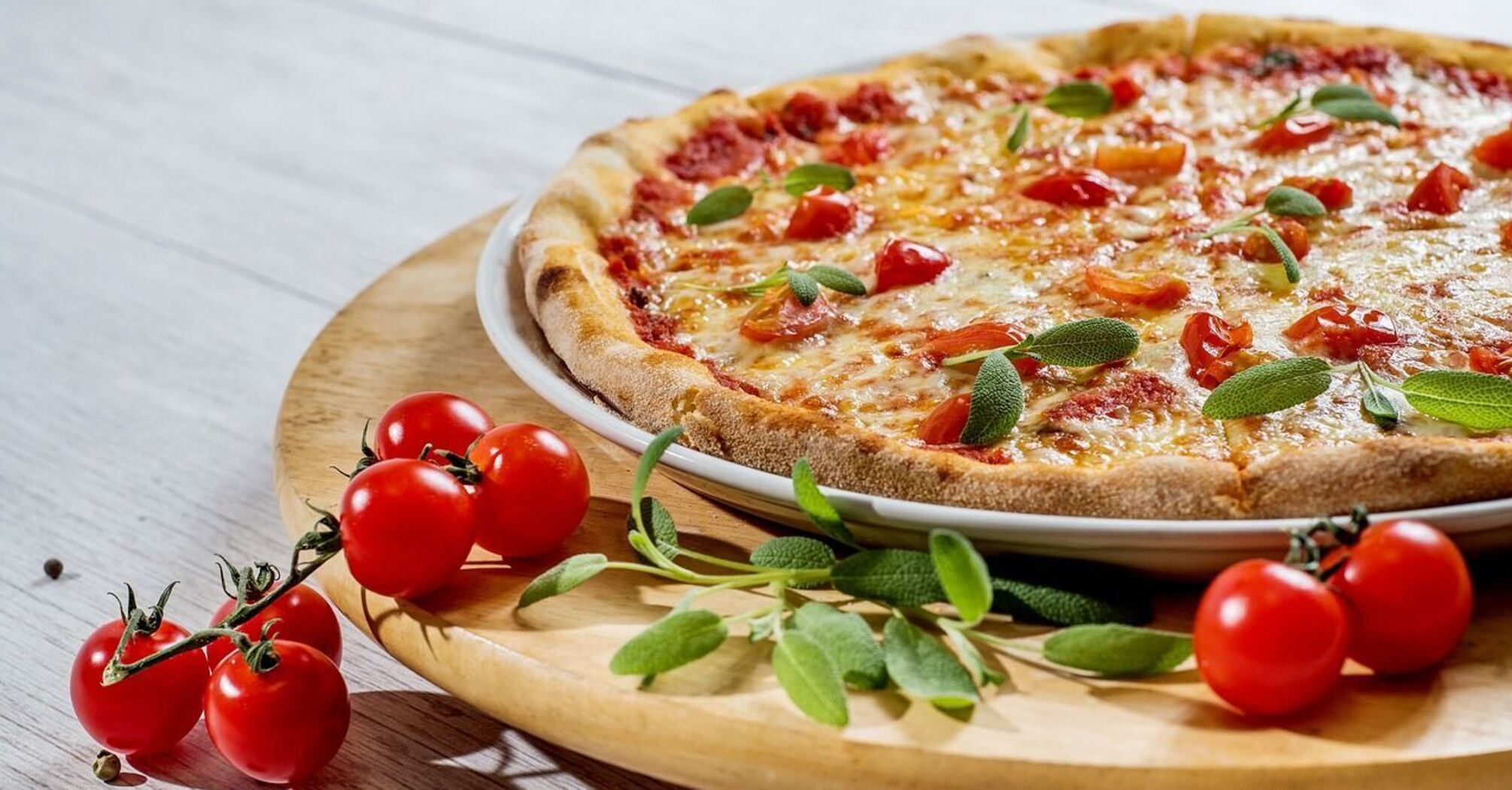 Homemade pizza without dough in a pan: with vegetables, cheese and fillet