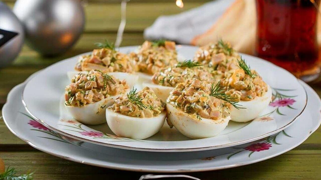 No mayonnaise, processed cheese or garlic: a recipe for stuffed eggs in a new way