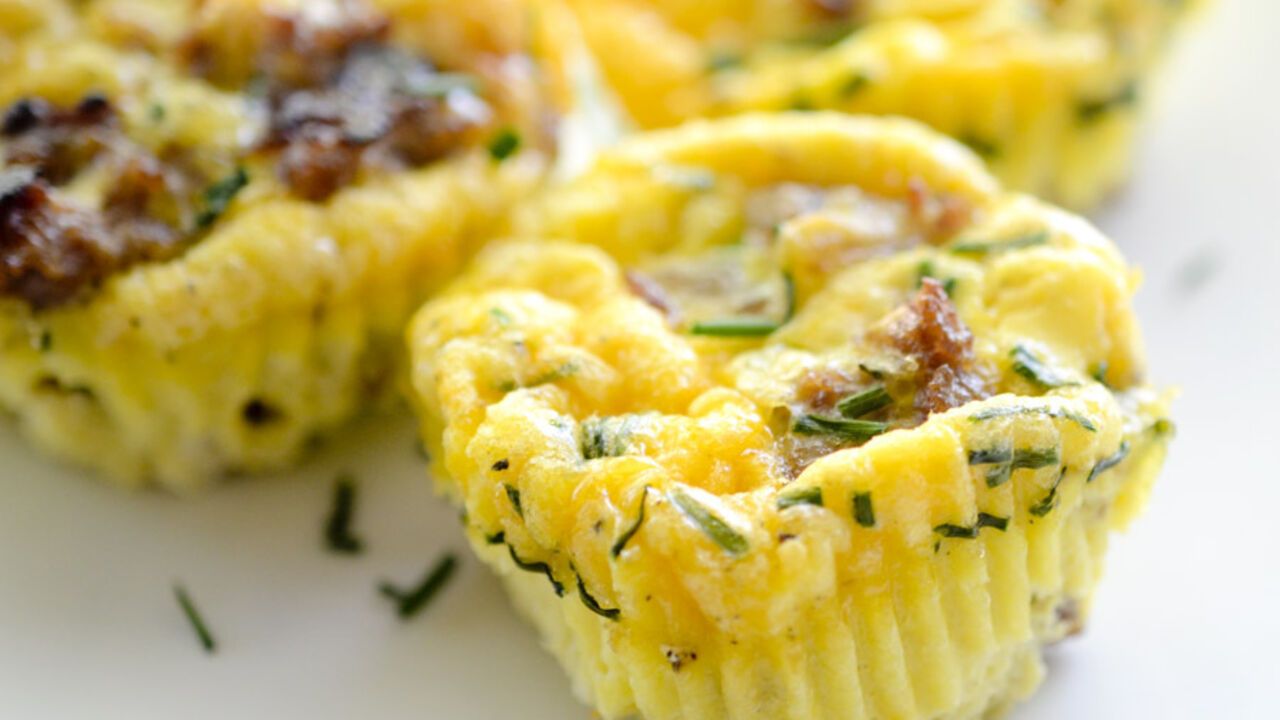 Delicious cupcakes with sausages: what kind of dough to use