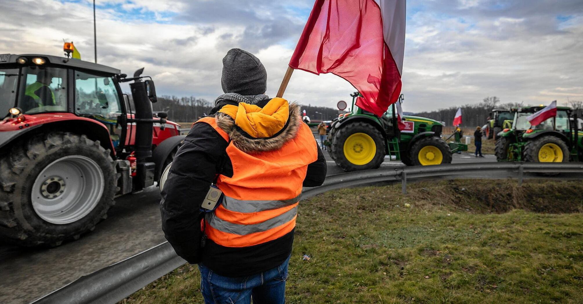 Poles stopped blocking two checkpoints.