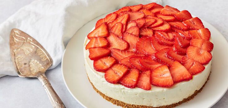 Spectacular strawberry cheesecake that doesn't require kneading dough: it's based on regular cookies