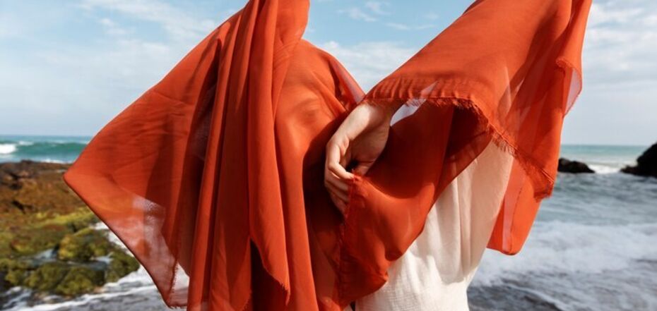 Як правильно носити шаль