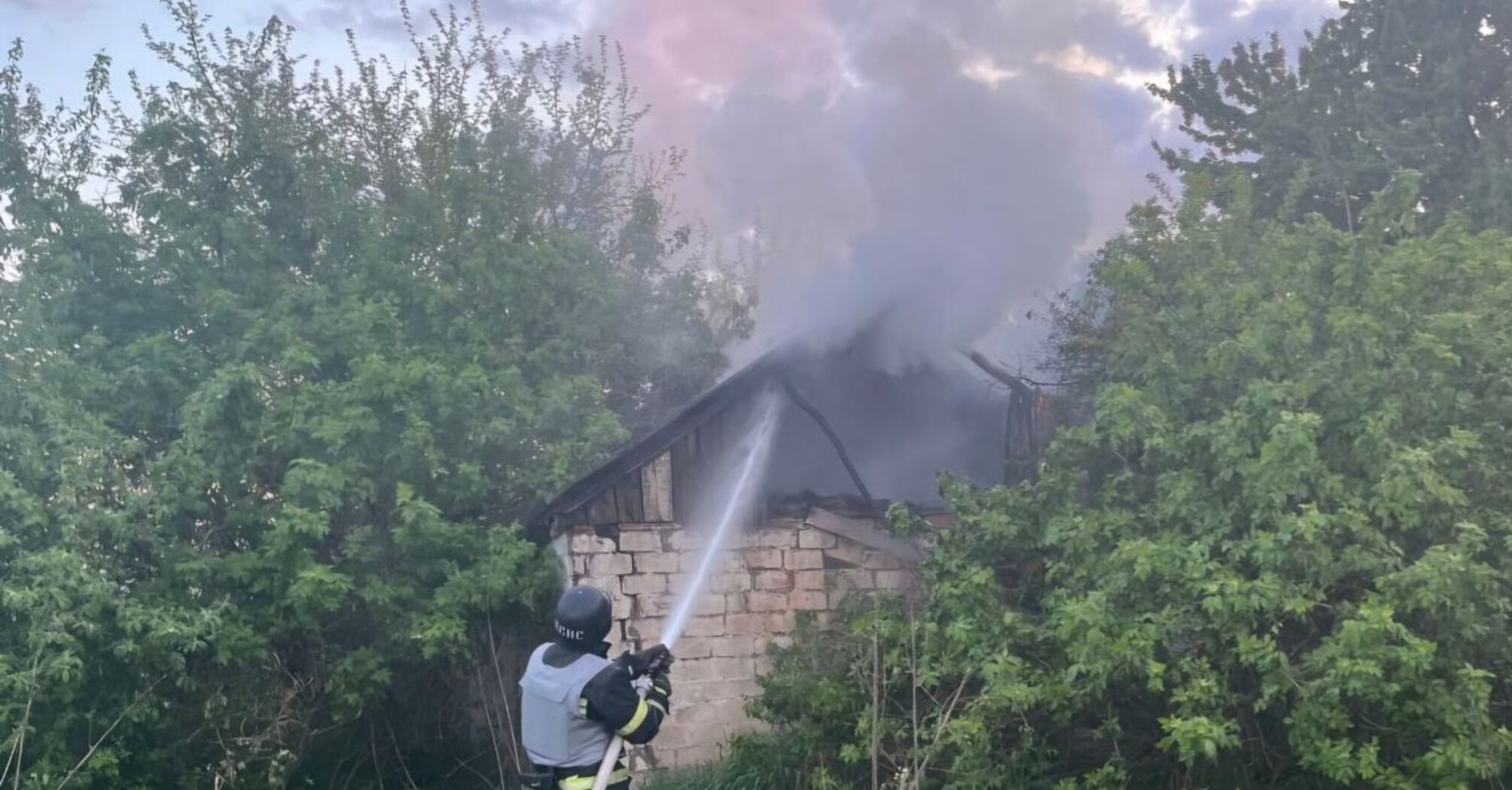 Okupanci zaatakowali region Dniepru, wybuchł pożar z powodu spadającego wraku zestrzelonej rakiety. Zdjęcie
