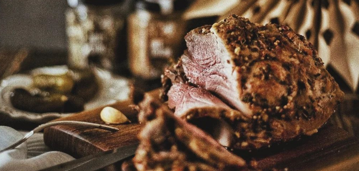 How to bake cold boiled pork for Easter at home: it will turn out very soft and juicy